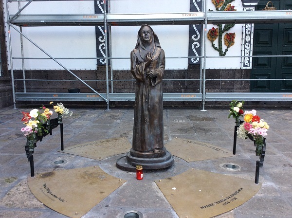 Escultura de Madre Teresa da Anunciada regressa para junto do banco de Antero