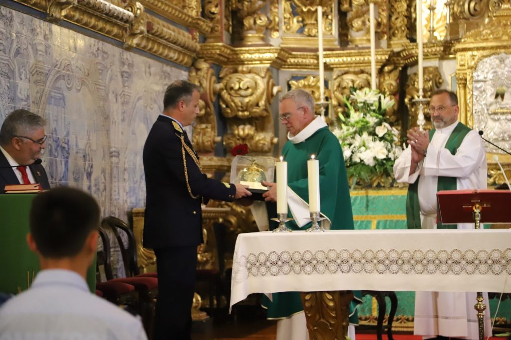 Bombeiros de Ponta Delgada celebram 146 anos e oferecem capacete da corporação ao Santuário