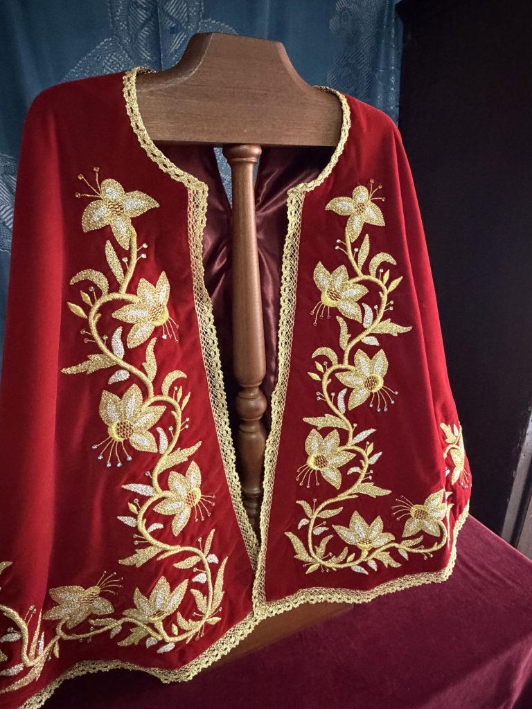 Capa oferecida pela Irmandade de Brampton veste imagem durante a Semana Santa