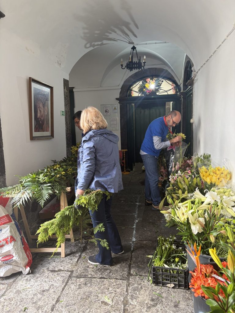 Flores que guiam a fé: o “caminho” toma forma no Santuário do Senhor Santo Cristo