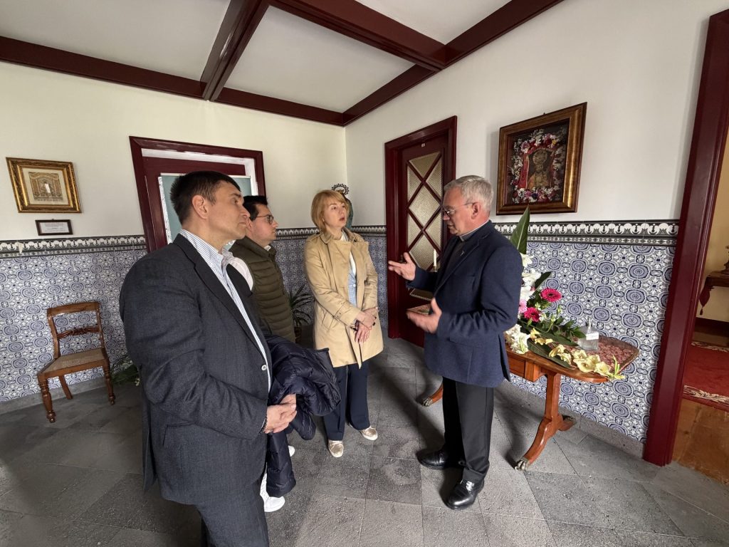Embaixadora da Ucrânia apela à paz em visita ao Santuário do Senhor Santo Cristo nos Açores