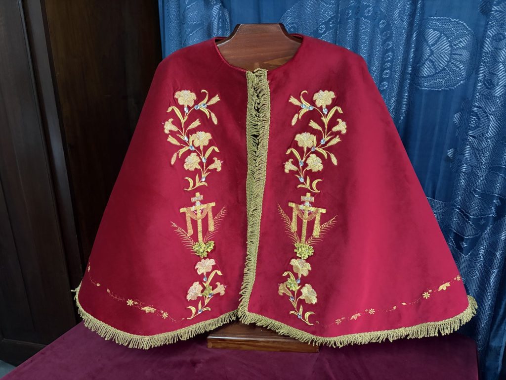 Imagem do Senhor Santo Cristo estreia capa oferecida por emigrante do Canadá