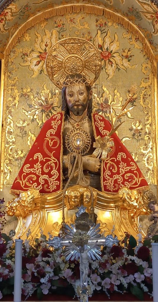 Capa oferecida por Gilda da Silva volta a cobrir a Imagem do Senhor Santo Cristo dos Milagres
