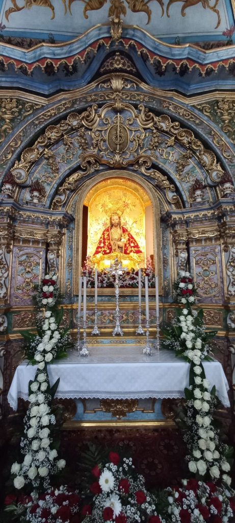 Imagem do Senhor Santo Cristo estreia capa oferecida por emigrante no Canadá